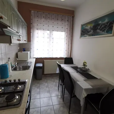 Lägenhet Centrum Apartman *